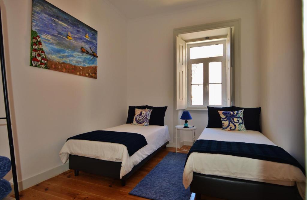 Quarto com duas camas e detalhes azuis