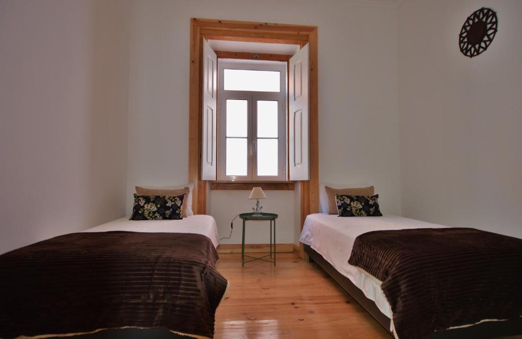 Quarto com duas camas e colchas castanhas