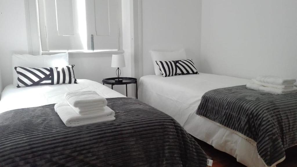 Quarto com duas camas e toalhas